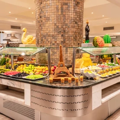 buffet de fruits et salades fraiches au AMC Royal à Hurghada en Egypte