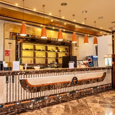 lobby bar avec décoration luxueuse au AMC Royal à Hurghada en Egypte