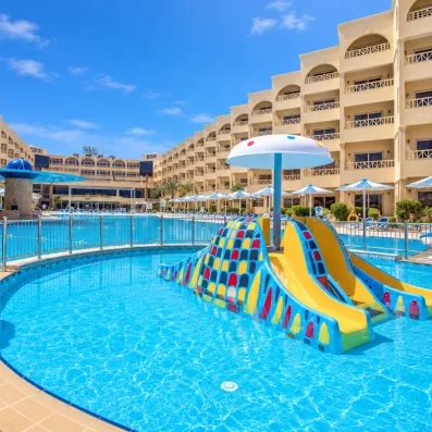 Pataugeoire pour enfants avec toboggan champignon à l'hôtel AMC Royal à Hurghada en Egypte