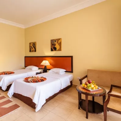 chambre standard avec deux lits, décoration traditionnel au AMC Royal à Hurghada en Egypte