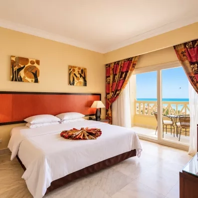 chambre avec lit double vue sur la mer rouge à hurghada en egypte au AMC Royal