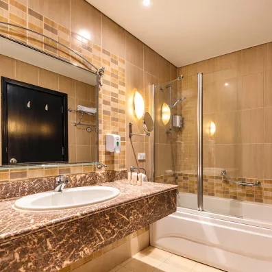 salle de bains élégante avec baignoire au AMC Royal à Hurghada en Egypte