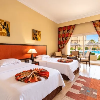 chambre avec deux lits vue sur la piscine à la décoration traditionnel au AMC Royal à Hurghada en Egypte