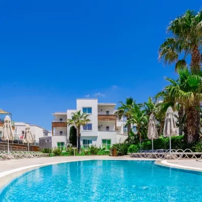 vue de la piscine et de la façade de l'hôtel