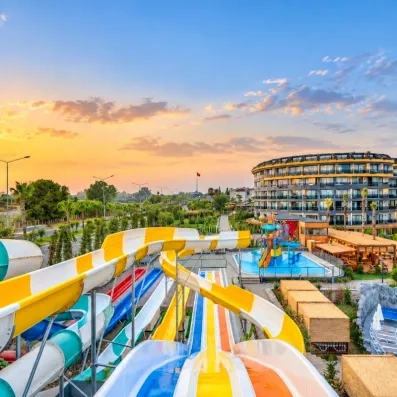 parc aquatique de l'hôtel avec plusieurs toboggans 