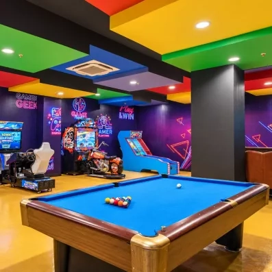 salle d'arcade et de jeux avec un billard central