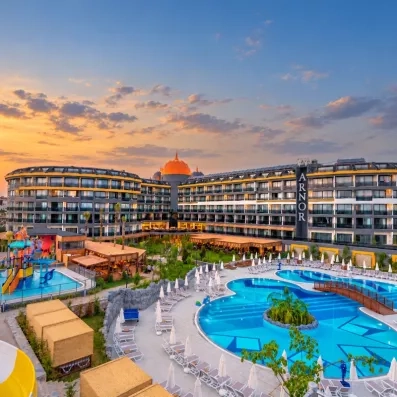 vue de l'hôtel et de son extérieur avec sa grande piscine