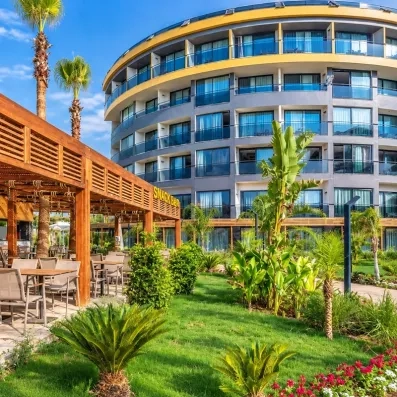 vue de la façade du bâtiment de l'hôtel et du snack extérieur