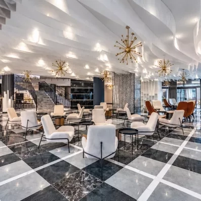 salon avec canapés et fauteuils