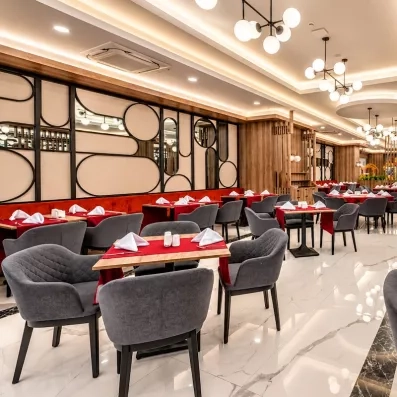 salle de restaurant intérieur rouge et grise