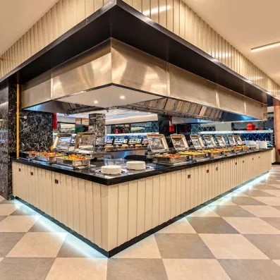 comptoir de buffet en long au milieu de la salle de restaurant