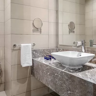 Salle de bain avec douche et lavabo 
