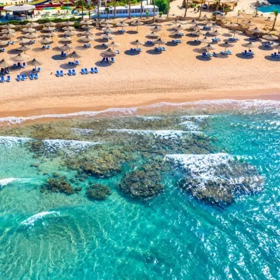 Vue aérienne de la plage privée et eaux turquoise de la Mer Rouge au Blend Club Aqua Resort Hurghada