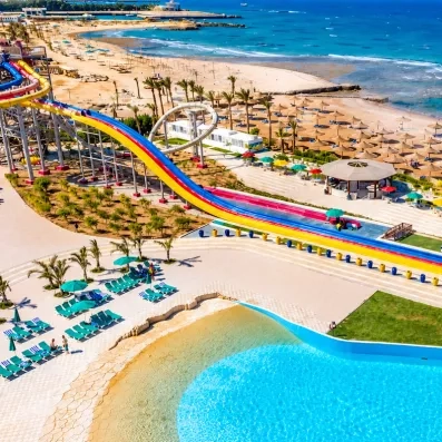 Grands toboggans colorés et parc aquatique de l'hôtel Blend Club Aqua Resort à Hurghada