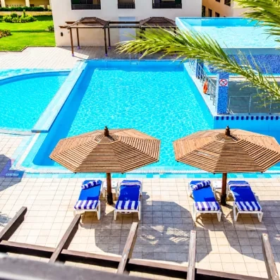 Vue en hauteur des bassins et transats sous parasols au Blend Club Aqua Resort Hurghada