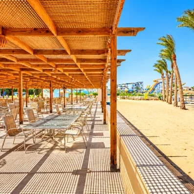 Terrasse couverte du restaurant de plage de l'hôtel Blend Club Aqua Resort à Hurghada avec vue sur le parc aquatique et la mer