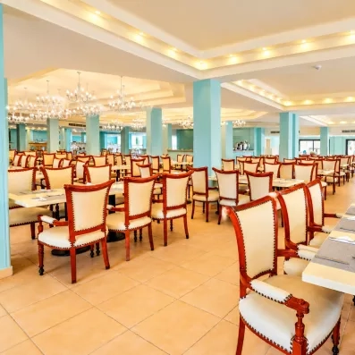 Salle de restaurant principale élégante et climatisée de l'hôtel Blend Club Aqua Resort pour séjour tout inclus à Hurghada