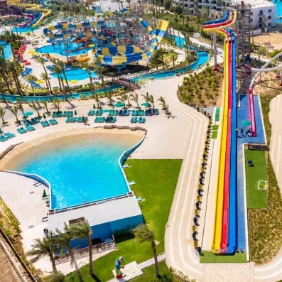 Vue aérienne du grand parc aquatique de l'hôtel Blend Club Aqua Resort à Hurghada avec toboggans géants et piscines.