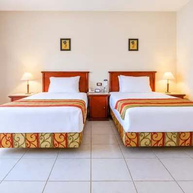 Chambre double spacieuse de l'hôtel Blend Club Aqua Resort à Hurghada avec deux lits confortables et décoration égyptienne.