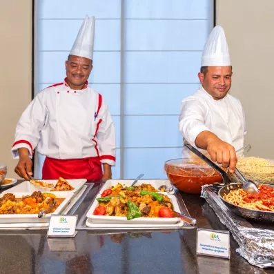Chefs cuisiniers préparant des spécialités locales et internationales au buffet convivial du César Thalasso.