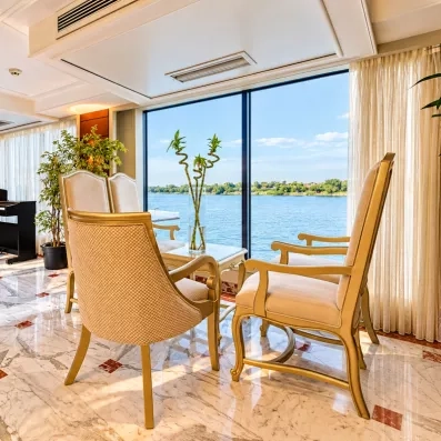 Salon panoramique élégant avec piano et vue sur le Nil, détente luxueuse, Égypte.