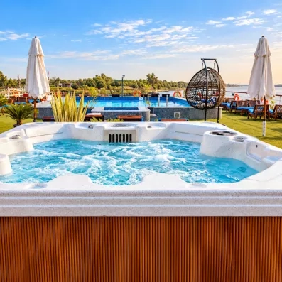 Jacuzzi extérieur sur le pont du bateau offrant une vue panoramique lors d'une croisière en Egypte.