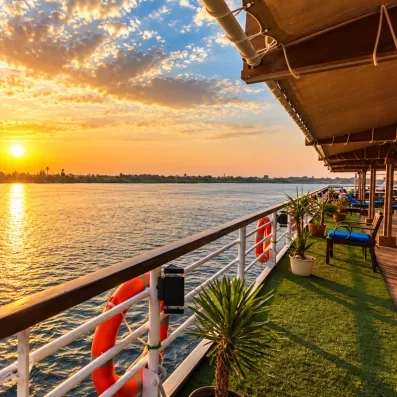 Coucher de soleil spectaculaire sur le Nil depuis le pont en gazon d'un bateau de voyage.