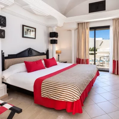 Chambre de luxe au César Thalasso Djerba avec architecture traditionnelle, lit king size et balcon privé.