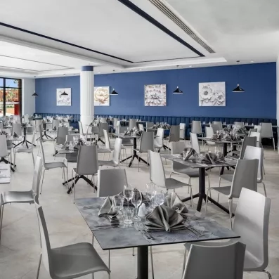 restaurant buffet avec tables et chaises