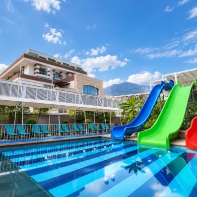 piscine avec des toboggans