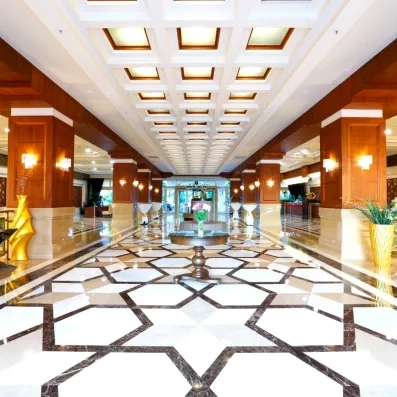 grand hall d'entrée de l'hôtel