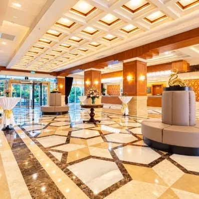 hall entrée de l'hôtel avec canapés