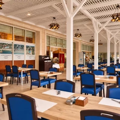 salle de restaurant sur la terrasse de l'hôtel