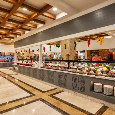 comptoir de buffet dans la salle de restaurant