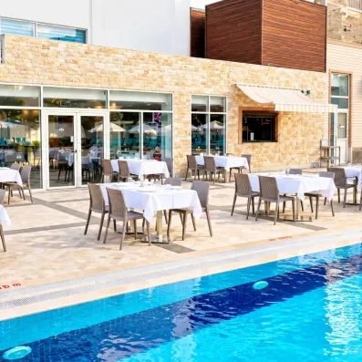 terrasse de la piscine avec table et chaise 