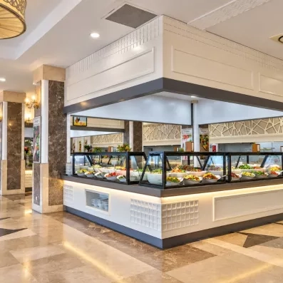 comptoir de buffet dans la salle de restaurant