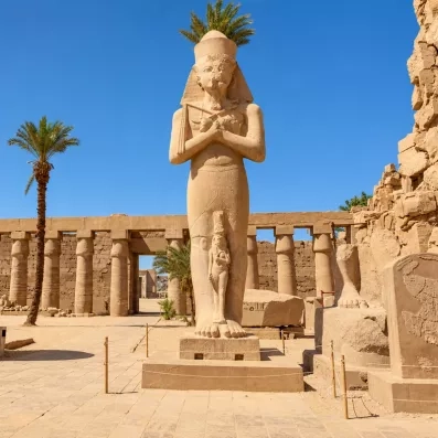 Statue monumentale du pharaon Ramsès II au temple de Louxor, trésor de l'architecture antique égyptienne.