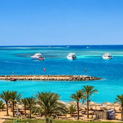 Bateaux de plaisance sur les eaux turquoise de la mer Rouge, détente et farniente à Hurghada.