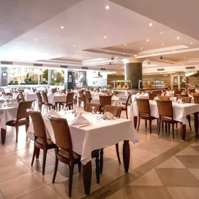 Salle de restaurant lumineuse avec buffets variés pour un séjour tout inclus à l'hôtel AMC Hurghada.