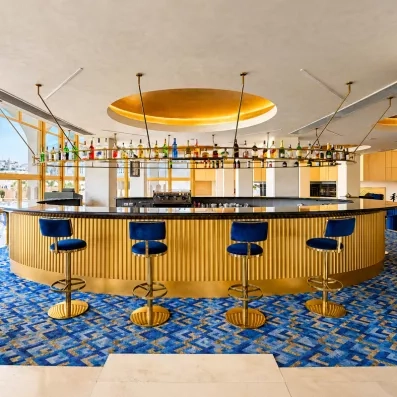 Bar design et moderne de l'hôtel Pyramids Park au Caire, parfait pour un week-end romantique pas cher.