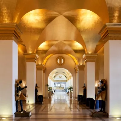 Hall d'entrée majestueux aux statues égyptiennes de l'hôtel Pyramids Park 4* pour un voyage culturel au Caire.