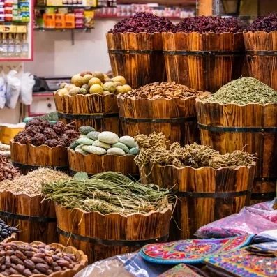 Épices colorées et produits locaux dans un souk traditionnel, immersion culturelle lors d'un voyage au Caire.