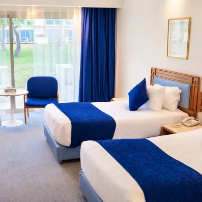 Chambre twin lits jumeaux avec vue jardin, parfaite pour un voyage en famille pas cher au Caire.