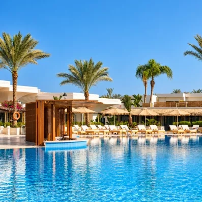 Piscine ensoleillée du Pyramids Park au Caire, idéale pour un séjour all inclusive en famille en Égypte.