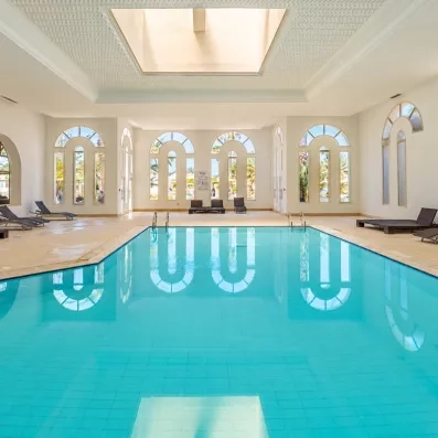 grande et spacieuse piscine intérieur