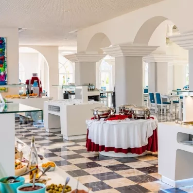 grand comptoir à buffet dans la salle de restaurant