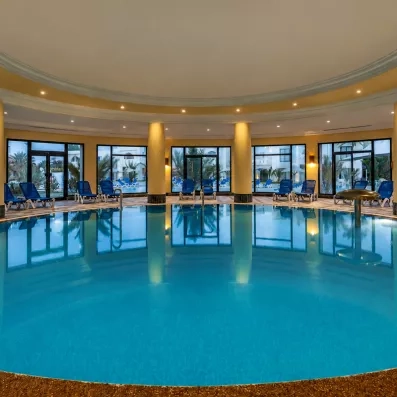 Piscine couverte chauffée et espace détente du spa de l'hôtel Djerba Aqua Resort
