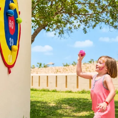 Enfant participante aux activités du mini-club de l'hôtel Djerba Aqua Resort
