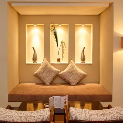 Espace salon et coin repos chaleureux dans l'hôtel Djerba Aqua Resort