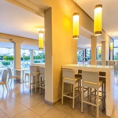 Espace lounge et bar moderne de l'hôtel Djerba Aqua Resort en Tunisie